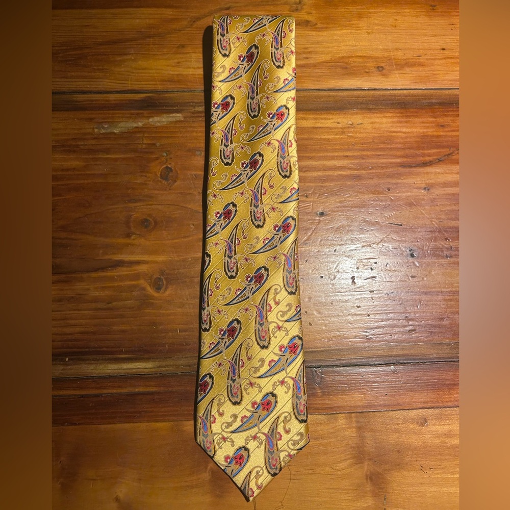 Gold Paisley Men's Tie - Classic Pattern